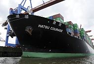 11_21427 Der Bug und die zwei Anker vom Containerschiff HATSU COURAGE am Athabaskakai vom Container  Terminal Burchardkai.Das Containerschiff Hatsu Courage ist 334,00 m lang und 42,80m breit, es fhrt 25 Knoten / kn - der Frachter lief 2005 vom Stapel. Bei einem Tiefgang von 14,50 m und einer gross tonnage von 90449 (nett tonnage von 55452) kann er 8073 Standartcontainern / TEU Ladung an Bord nehmen.