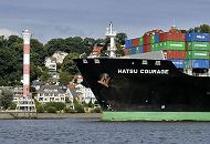 11_21430 Schiffsbug mit Anker der Hatsu Courage vor dem Leuchtturm / Leuchtfeuer von Hamburg Blankenese. Das Containerschiff Hatsu Courage ist 334,00 m lang und 42,80m breit, es fhrt 25 Knoten / kn - der Frachter lief 2005 vom Stapel. Bei einem Tiefgang von 14,50 m und einer gross tonnage von 90449 (nett tonnage von 55452) kann er 8073 Standartcontainern / TEU Ladung an Bord nehmen. www.bildarchiv-hamburg.de