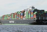 11_21431 Das Containerschiff Hatsu Courage verlsst Hamburg - der Frachter fhrt auf der Elbe Richtung Nordsee. Das Containerschiff Hatsu Courage ist 334,00 m lang und 42,80m breit, es fhrt 25 Knoten / kn - der Frachter lief 2005 vom Stapel. Bei einem Tiefgang von 14,50 m und einer gross tonnage von 90449 (nett tonnage von 55452) kann er 8073 Standartcontainern / TEU Ladung an Bord nehmen.  www.bildarchiv-hamburg.de