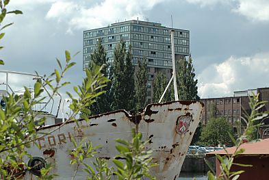 11_15783 - ein rostiger Schiffsbug im Verkehrshafen - im Hintergrund der ehemalige Getreidesilo am Schellerdamm. 