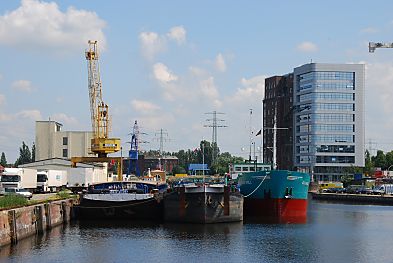 11_15784 - lks. ein Kran auf dem Lotsekai - Binnenschiffe liegen vor Anker; lks. ein Ausschnitt vom Kanalplatz + das Brogebude am Veritaskai.