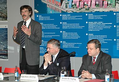 011_14332 - im Rahmen der Gestaltung der Hafencity wird eine Architektur-Prsentation im Kesselhaus durchgefhrt. Oberbaudirektor Jrn Walter erklrt, Jrgen Bruns-Berentelg (Vorsitzender der Geschftsfhrung der Hafencity Hamburg GmbH) und Senator fr Umwelt und Stadtentwicklung Dr. Michael Freytag hren zu.