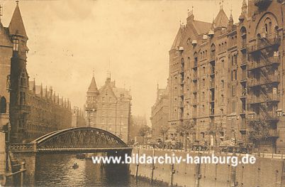 11_15238 - historisches Foto von der Speicherstadt; rechts stehen am Strassenrand mit Scke beladene Pferde - Karren, die den Transport der Ware vornehmen. 