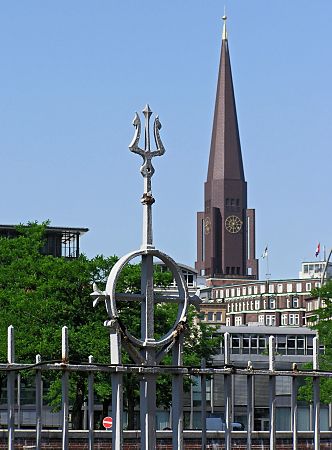 011_17378 - Eisenzaun, der die ehem. Zollgrenze am Hamburger Freihafen bildet; ein Dreizack ist als Dekorelement an der Zaunspitze angebracht. Im Hintergrund der  Fotografie Kirchturm der Hamburger Hauptkirche St. Jakobi.