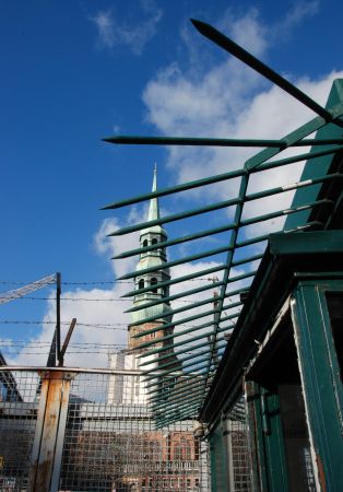 011_17386 - ehem. Zollstation an der Jungfernbrcke - das Dach ist mit Eisenstacheln bewehrt - im Hintergrund der Turm der St. Katharinenkirche - Hamburg foto