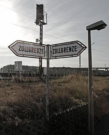 011_17389 - zwei Schilder zeigen den Verlauf der Zollgrenze im Hamburger Freihafengebiet.Foto Hambug