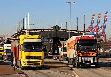 011_17406 - Lastwagen haben mit ihrer Ladung die Zollstation Hamburg Waltershof passiert und fahren zur Autobahn.