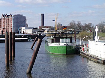04_22898 - die Flussschifferkirche an ihrem Liegeplatz Ausschlger Billdeich / Billwerder Bucht  - im Hintergrund der Wasserturm Rothenburgsort