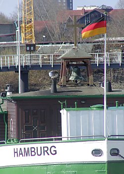 04_22901 - Glockenturm und Bug der Flussschifferkirche. 