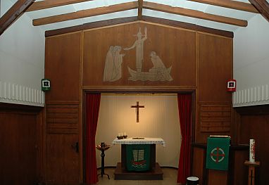 04_22909 - Altarraum der Kirche; oben links und rechts Schiffs - Positionslampen. 