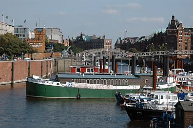 011_14882 - 2006 verlsst die schwimmende Kirche ihren Liegeplatz in der Billwerder Bucht und macht im Hamburger Binnenhafen fest. Im Hintergrund lks. der Neue Krahn.