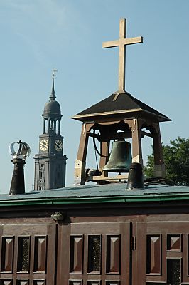 011_14883 - Kirchturm mit Kreuz der Flussschifferkirche; im Hintergrund der Kirchturm mit Uhr von der St. Michaelis kirche.   