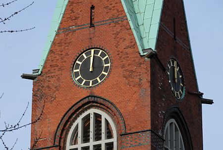 011_17413 - die Turmuhr der Kirche ist symbolisch um kurz nach zwlf Uhr stehen geblieben - das Uhrwerk und Ziffernblatt wurde an einen Sammler verkauft. 