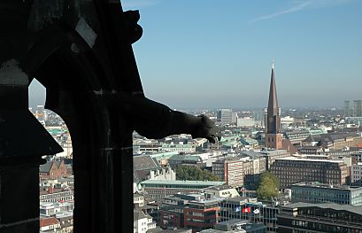 011_15666 - Blick von der Nikolaikirche ber die Hamburger Innenstadt zur St. Jacobikriche.