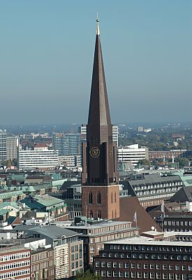 011_15672 - Dcher der Hamburger Innenstadt - in der Mitte ragt der Kirchturm aus den Brohusern. 
