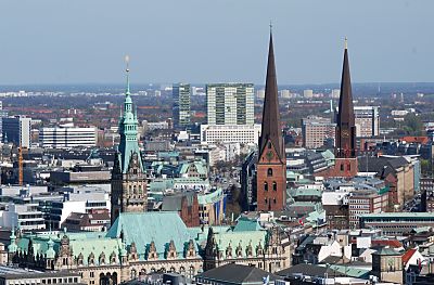 011_15673 - lks. der Turm und das Kupferdach vom Rathaus Hamburgs; rechts davon die Petrikirche und dahinter die Jacobikirche. 
