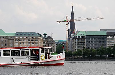 011_15676 - das Alsterschiff Eilbek fhrt zum Alsteranleger am Jungfernstieg; im Hintergrund verdecken Baukrne den Kirchturm. 