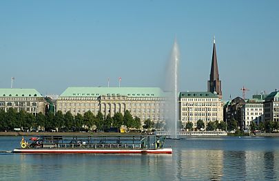 011_15679 - das Solarboot Alstersonne bringt die Hamburg Touristen zurck zum Anleger - im Hintergrund sprudelt die Alsterfontne in den blauen Hamburger Himmel. 