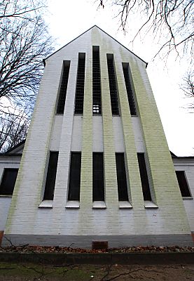 011_15353 - Glockenturm der Matthias Claudiuskirche, die nach dem Wandsbeker Dichter + Journalisten benannt wurde, der (1740 - 1815).