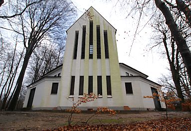 011_15354 - Vorderansicht der Matthias- Claudiuskirche.