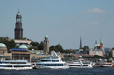 011_14551 - Trme der Hansestadt Hamburg: lks. der Kirchturm vom Michel; daneben der Uhrturm der Landungsbrcken, rechts davon ist die Spitze vom Rathausturm zu erkennen; dann folgt die St. Petrikirche und hinter der Gustav-Adolf-Kirche zeigt sich die Spitze vom St. Jacobi-Kirchturm.