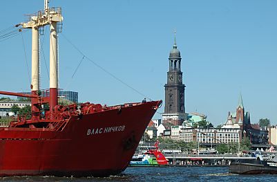 011_14555 - ein russisches Frachtschiff luft in Hamburg ein und wird vom Wahrzeichen Hamburgs, dem Michel begrsst. 