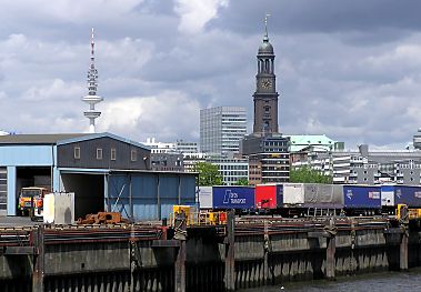 011_14558 - Blick vom Hamburger Hafen zur Stadt.