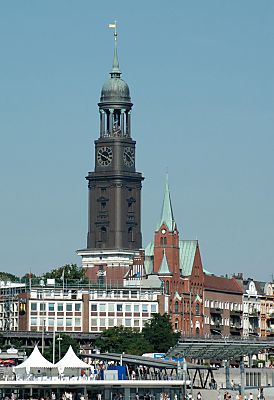 011_14560 - Kirchturm St. Michaelis; im Vordergrund die Gustav-Adolf- Kirche. 