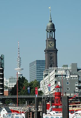 011_14561 - im Vordergrund das Feuerschiff im Sportboothafen / Niederhafen; lks der Heinrich - Hertz - Turm / Fernsehturm Hamburg.