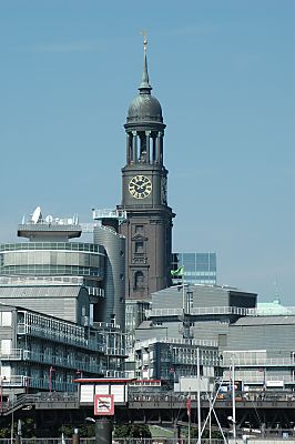 011_14563 - Kirchturm hinter dem Verlagsgebude von Gruner + Jahr.