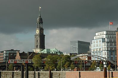 011_14570 - Gewitterwolken ziehen ber Hamburg auf; rechts das Stella-Haus an der Herrlichkeit.  