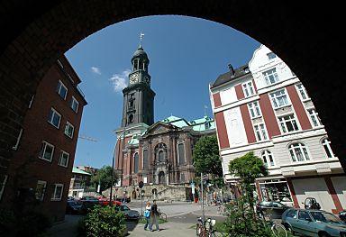 011_14586 - die Kirche durch den Torbogen der Wohngebude der Schiffszimmerergenossenschaft betrachtet.   