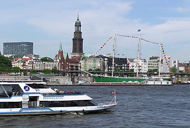 011_14559 - Blick ber die Elbe; lks. vom Michel die Gustav-Adolf-Kirche und re. liegt das Museumsschiff die Rickmer Rickmers.