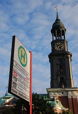 011_15778 - Schild der Bushaltestelle an der Michaeliskirche und Kirchturm im blauen Abendhimmel. 