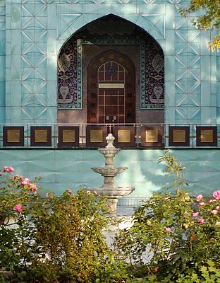 011_14893 - Eingangstr und Mosaik der Moschee, Brunnen.