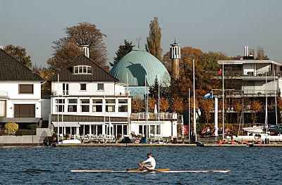 011_14895 - Blick ber die Aussenalster zur Imam Ali Moschee; am Alsterufer der Schnen Aussicht / Fhrhausstrasse liegt ein Ruderclub - ein Ruderboot fhrt auf der Alster.