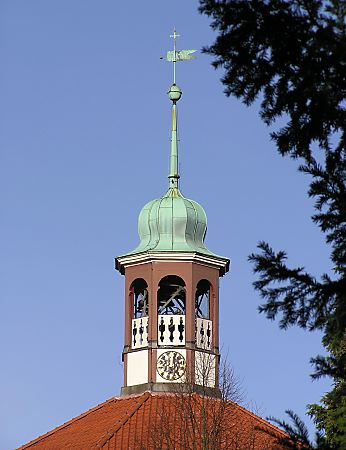 011_15968 - hlzerner Glockenturm mit Wetterfahne. 