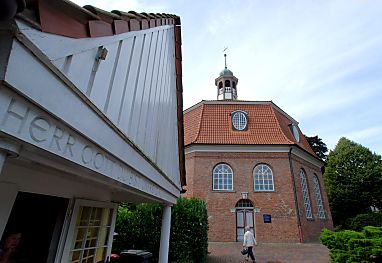 011_15970 - der historische Bau der Kirche Niendorf Markt ist neben der St. Michaelis Kirche als interessantestes  Barockbauwerk Hamburgs.