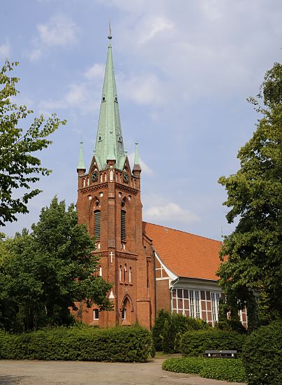 11_17538 Frontansicht der der St. Nikolaikirche in Moorfleet - der neugotische Kirchturm ist mit Kupfer gedeckt, das Fachwerk vom Kirchenschiff ist weiss gestrichen. 