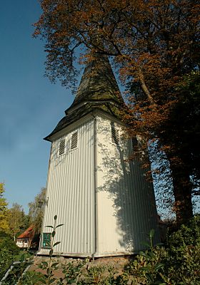 011_15052 - Kirchturm der St. Johannis Kirche; ein Baum mit Herbstbltter im Vordergrund.