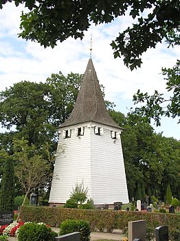011_14981 - Holzglockenturm der St. Severini - Kirche in Hamburg Kirchwerder. 