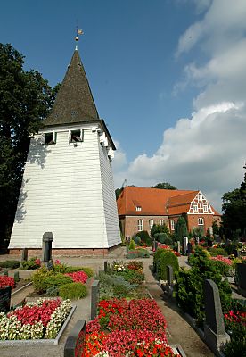011_14983 - im Vordergrund der Glockenturm aus Holz; Begonien sind auf die Grber gepflanzt.