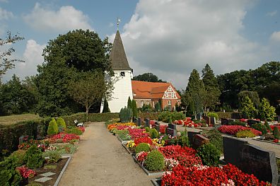 011_14985 - Blick ber den Friedhof von Kirchwerder zur historischen Kirche. 