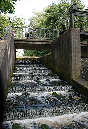 011_15988 - die Fischtreppe an der Schleuse der Glinder Au; diese Fischwanderhilfe soll den Fischen die Mglichkeit geben, die Barriere der Schleuse zu berwinden.