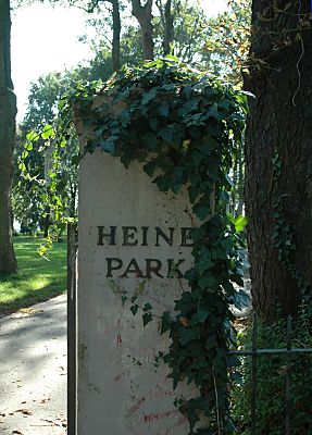 011_14993 - Eingangstor zum Heine Park mit Efeu bewachsen.