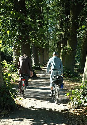 011_14903 - zwei Radfahrer machen eine Tour im Hirschpark,  