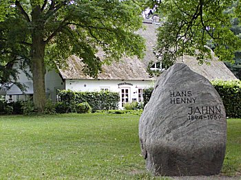 011_14909 - Gedenkstein fr Hans Henny Jahnn, 1894 - 1954, der einige Jahre im Witths lebte, das im Hintergrund zu sehen ist.