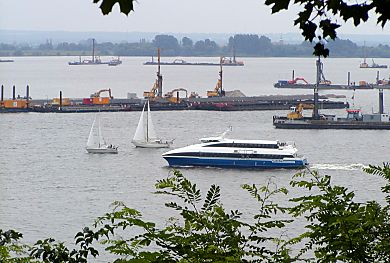 011_14911 - Blick vom Hirschpark auf die Elbe - im Jahre 2001 wurde begonnen, das Mhlenberger Loch gegen den Widerstand vieler Naturschtzer und Anwohner zu verfllen - die Finkenwerder Flugzeugfabrik Airbus beanspruchte das Gelnde zur Werkserweiterung.