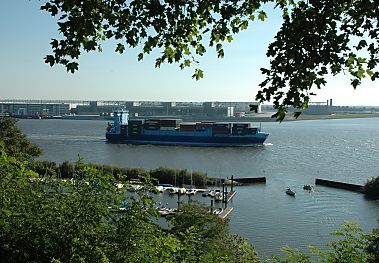 011_14915 - Blick ber den Mhlenberger Yachthafen und die Elbe zum ehemaligen Mhlenberger Loch.