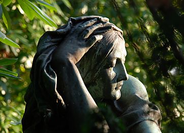 011_15324 trauernde Frauenfigur auf einer Grabsttte in Ohlsdorf. 